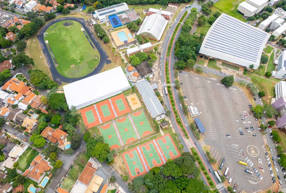 Vista aérea do complexo esportivo universitário de Campinas: pista de atletismo, campo de futebol, quadras poliesportivas e ginásios.